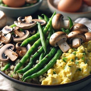 Délice de Quinoa aux Haricots Verts et Champignons avec Œufs Brouillés