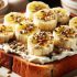 Tranches de Pain avec Fromage Frais, Graines et Banane