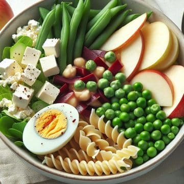Salade Protéinée aux Haricots et Fruits Frais